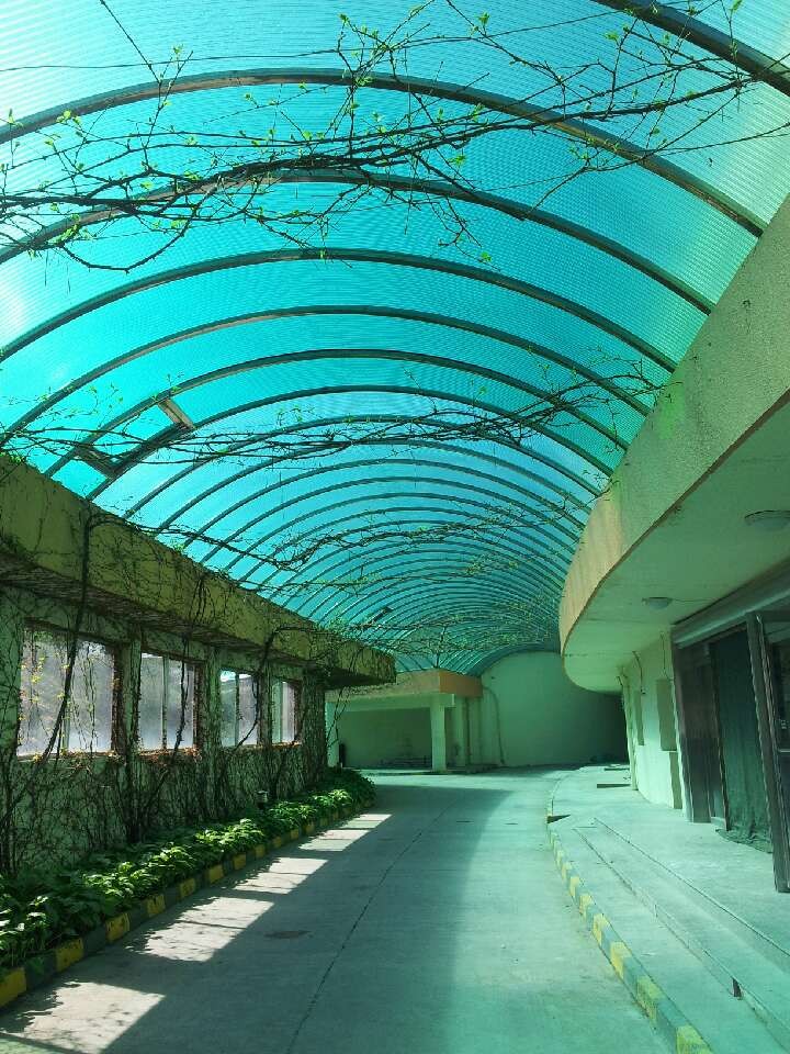 蓝绿色顶棚与两侧围护