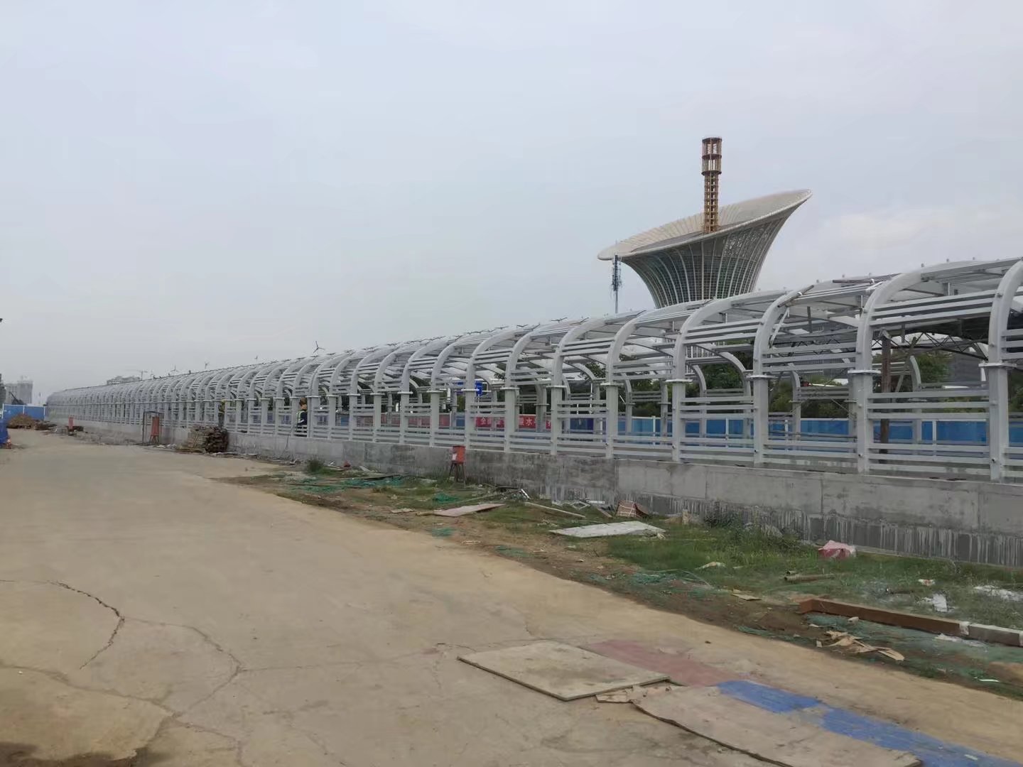 连续围护与沿线道路